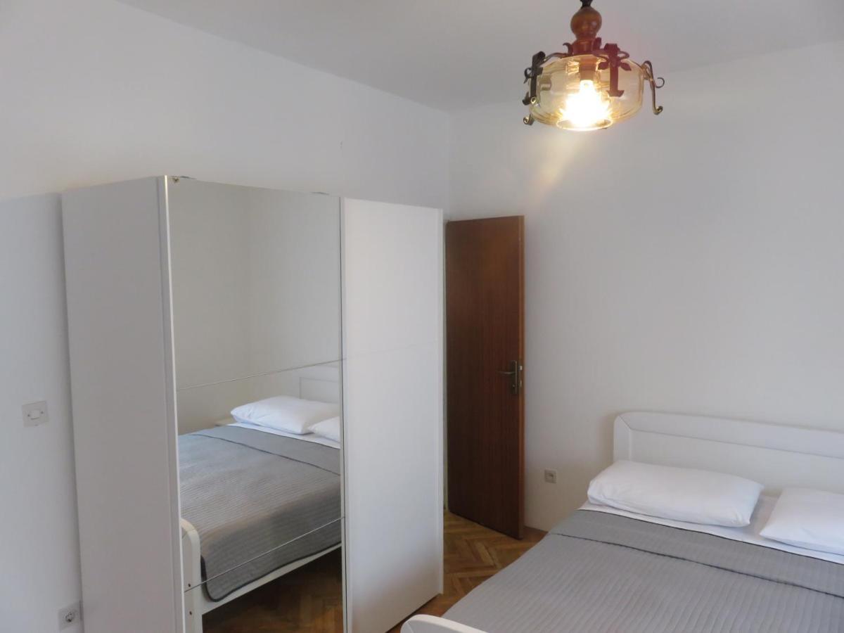 Apartmani Mm Starigrad Paklenica Extérieur photo